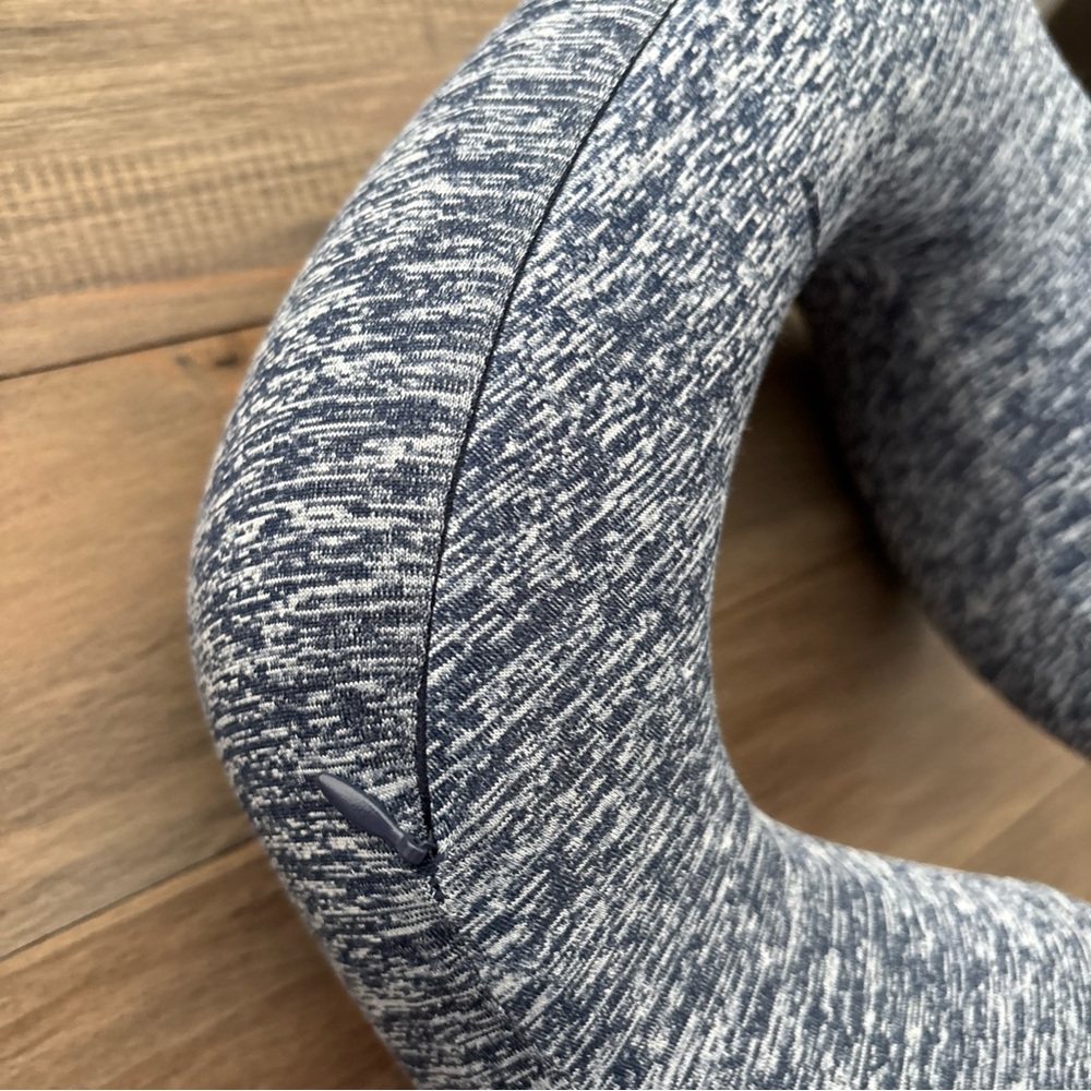 Bell & Howell memory foam travel pillow - Picture 3 of 4